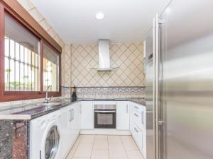 Kuchyňa alebo kuchynka v ubytovaní Chalet Loma de Sanctipetri