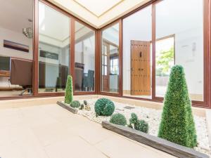 Televízia a/alebo spoločenská miestnosť v ubytovaní Chalet Loma de Sanctipetri