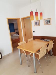comedor con mesa de madera y sillas en Apartment Lency en Novigrad Istria