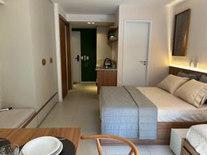 una stanza d'albergo con un letto e un tavolo di Centro do Rio l cozinha completa l 15 min Copacabana l Consulado americano l Promoção férias ativada a Rio de Janeiro