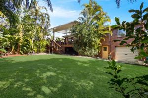 ein großer Hof vor einem Haus in der Unterkunft 26 Gannet Street, Peregian Beach in Peregian Beach