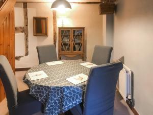 a table and chairs in a room with a table at Jasmine Cottage - Uk4176 in Mayfield