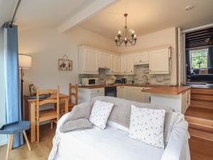 een woonkamer met een bank en een keuken bij Riverside Cottage in Caernarfon +20 foto's