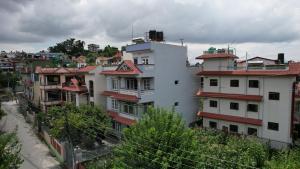 a group of buildings in a city at Mountain Pepper Palate Bed, Breakfast & Movie in Tokna