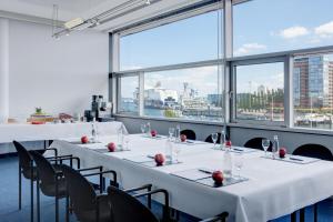 Ein Restaurant oder anderes Speiselokal in der Unterkunft IntercityHotel Kiel 