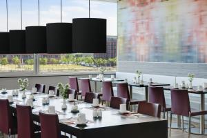 Ein Restaurant oder anderes Speiselokal in der Unterkunft IntercityHotel Kiel 