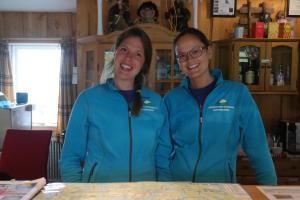 dos mujeres juntas en una mesa en Nordseter Apartments, en Lillehammer
