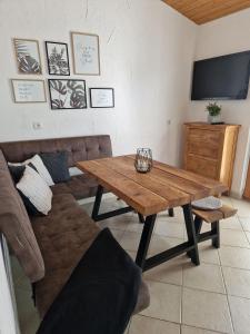 Μια τηλεόραση ή/και κέντρο ψυχαγωγίας στο Ferienwohnung-Antolica-mit-Klimaanlage-150m-vom-Meer