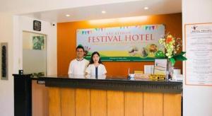 Členové personálu v ubytování Ati-Atihan Festival Hotel