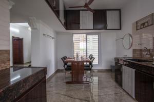Η κουζίνα ή μικρή κουζίνα στο Sree Bharat Apartment