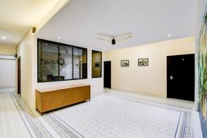 斋浦尔Super Townhouse Chandpole Metro Station Formerly Hotel Raghuraj Palace的空房间,有书桌和窗户 更多30张照片