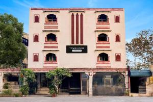 斋浦尔Super Townhouse Chandpole Metro Station Formerly Hotel Raghuraj Palace的一座挂着美国国旗的老建筑
