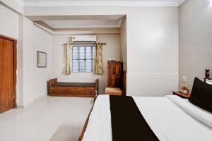 Super Townhouse Chandpole Metro Station Formerly Hotel Raghuraj Palace客房内的一张或多张床位