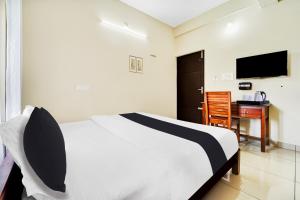 Uma TV ou centro de entretenimento em Super Hotel O Ambalamedu