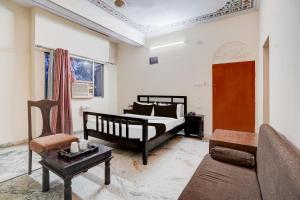 Super Townhouse Chandpole Metro Station Formerly Hotel Raghuraj Palace客房内的一张或多张床位