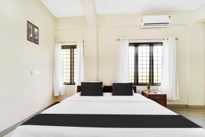 Cama ou camas em um quarto em Super Hotel O Ambalamedu