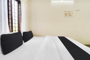 Cama ou camas em um quarto em Super Hotel O Ambalamedu