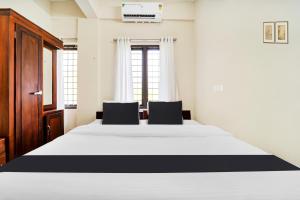 Cama ou camas em um quarto em Super Hotel O Ambalamedu