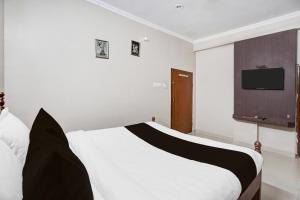 Super Townhouse Chandpole Metro Station Formerly Hotel Raghuraj Palace的电视和/或娱乐中心