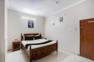 Super Townhouse Chandpole Metro Station Formerly Hotel Raghuraj Palace客房内的一张或多张床位