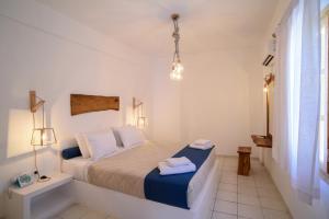 Llit o llits en una habitació de Santorini Crystal Blue Boutique Hotel