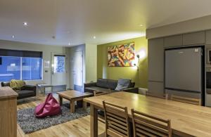 Χώρος καθιστικού στο Altezza 2 bedroom apartments