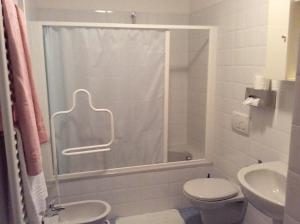 ヴェルバーニアにあるHotel Villa della Querciaのバスルーム(シャワー、トイレ、洗面台付)