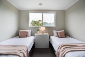 Una cama o camas en una habitación de Daintree Family Getaway Huge yard Aircon Heating Sleeps 12 Parks Beaches Table Tennis