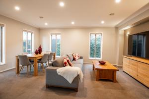 Un lugar para sentarse en Daintree Family Getaway Huge yard Aircon Heating Sleeps 12 Parks Beaches Table Tennis