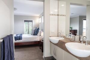 Una cama o camas en una habitación de Daintree Family Getaway Huge yard Aircon Heating Sleeps 12 Parks Beaches Table Tennis 34 fotos más