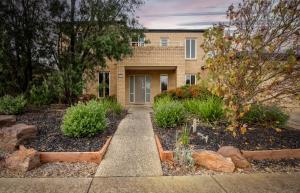 Un jardín fuera de Daintree Family Getaway Huge yard Aircon Heating Sleeps 12 Parks Beaches Table Tennis