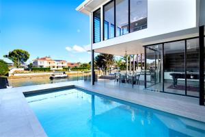 una imagen de una casa con piscina en Bluewater Oasis, en Gold Coast