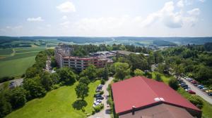 einen Blick über ein Gebäude und einen Parkplatz in der Unterkunft Hotel Sonnenhügel in Bad Kissingen