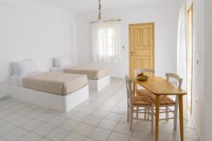 Llit o llits en una habitació de Santorini Crystal Blue Boutique Hotel