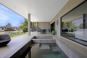 una sala de estar de planta abierta con vistas a una casa en Urban Hideaway Pet Friendly, en Gold Coast
