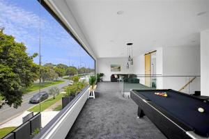 Una sala de estar vacía con una mesa de billar en un balcón. en Urban Hideaway Pet Friendly, en Gold Coast