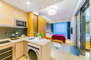 Η κουζίνα ή μικρή κουζίνα στο VanHao Serviced Apartment-Zhujiang Newtown-Near the US consulate-Vaperse the same building
