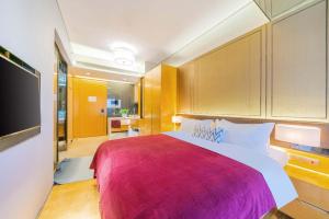 Ένα ή περισσότερα κρεβάτια σε δωμάτιο στο VanHao Serviced Apartment-Zhujiang Newtown-Near the US consulate-Vaperse the same building