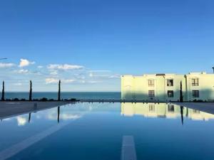 Piscina de la sau aproape de Aqua apart with pool by the see