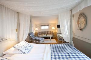 Un pat sau paturi într-o cameră la Tällbergsgårdens Hotell