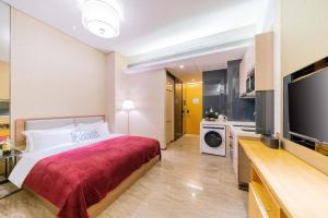 Μια τηλεόραση ή/και κέντρο ψυχαγωγίας στο VanHao Serviced Apartment-Zhujiang Newtown-Near the US consulate-Vaperse the same building