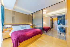 Ένα ή περισσότερα κρεβάτια σε δωμάτιο στο VanHao Serviced Apartment-Zhujiang Newtown-Near the US consulate-Vaperse the same building