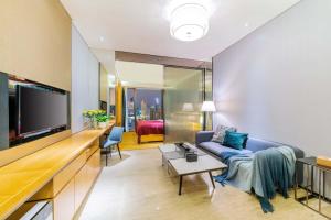 Μια τηλεόραση ή/και κέντρο ψυχαγωγίας στο VanHao Serviced Apartment-Zhujiang Newtown-Near the US consulate-Vaperse the same building