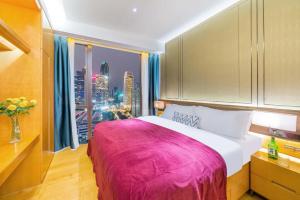Ένα ή περισσότερα κρεβάτια σε δωμάτιο στο VanHao Serviced Apartment-Zhujiang Newtown-Near the US consulate-Vaperse the same building