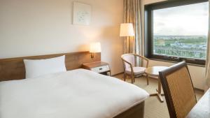 Кровать или кровати в номере ANA Holiday Inn Iwate Kitakami by IHG
