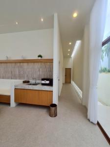 Una cocina con fregadero y encimera en una habitación. en SandScape Pool Villa B, en Ban Nong Khao Nieo