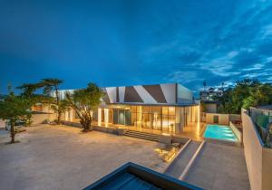 Kolam renang di atau dekat dengan The Legacy Convention Hotel