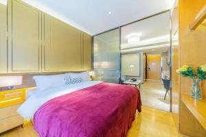Ένα ή περισσότερα κρεβάτια σε δωμάτιο στο VanHao Serviced Apartment-Zhujiang Newtown-Near the US consulate-Vaperse the same building