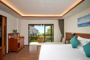 Een bed of bedden in een kamer bij SAii Phi Phi Island Village