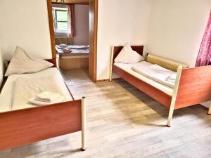 Кровать или кровати в номере Familienferienwohnung Buerserberg Dorf by A-Appartments